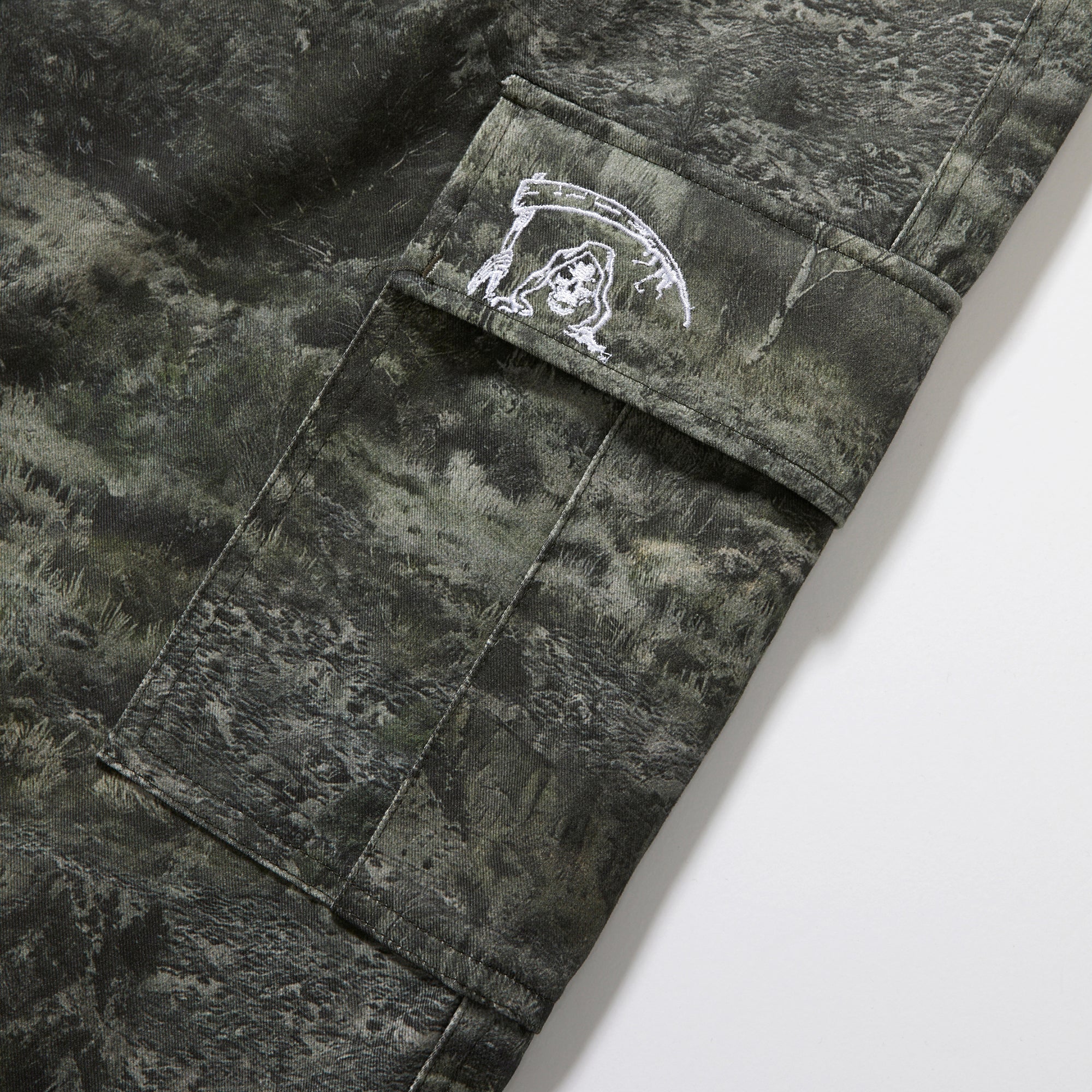 Crawling Death Reaper Logo Cargo Pants Camo